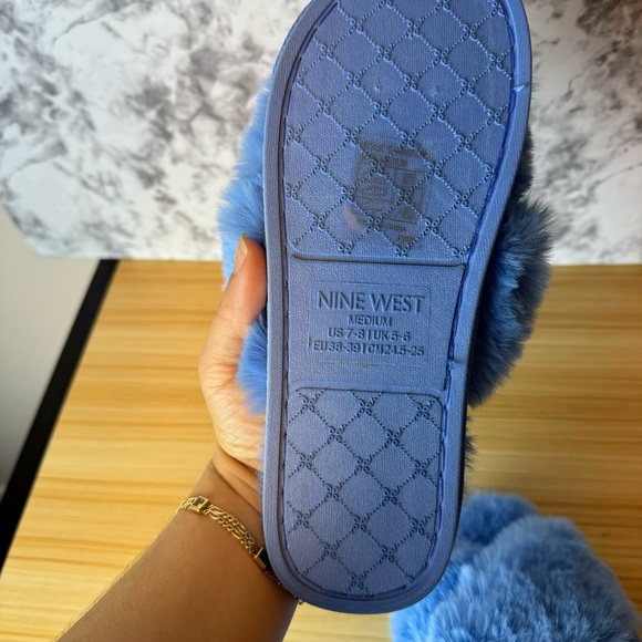 New Nine West Womens Faux Fur Cross Desing Slippers Confortable Size 7-8 . - Picture 6 of 7